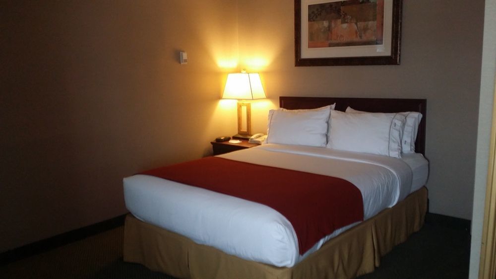 Holiday Inn Express Red Deer By Ihg Zewnętrze zdjęcie
